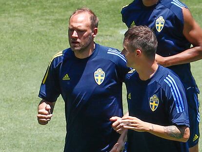 El defensa sueco Andreas Granqvist (a la izquierda), en el entrenamiento del domingo en el estadio de La Cartuja de Sevilla.