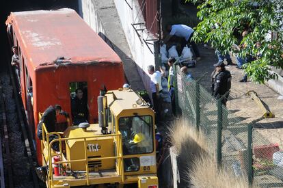 Trabajadores del Metro retiran uno de los vagones impactados en la Línea 3.