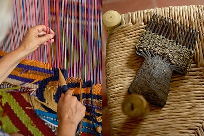 La artista, trabajando y, al lado, una de sus herramientas, un peine para comprimir la lana: “El herrero que los hacía era el padre de una chica que conocí en Ouarzazate [Marruecos]”.