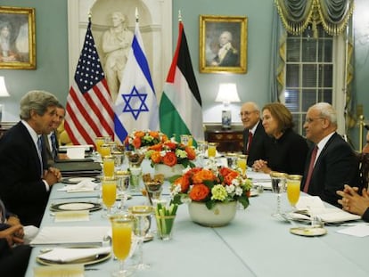 Kerry come con los negociadores de Oriente Medio en 2013.
