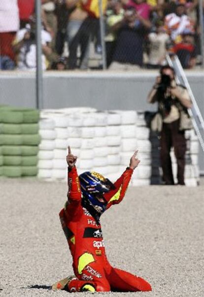 Gesto emocionado de Lorenzo tras ganar el campeonato del mundo de 250cc.
