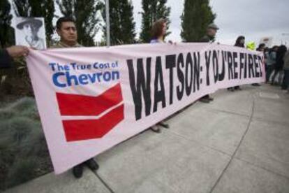 Fotografía cedida por Amazon Watch de Sergio Curipoma (i), campesino y representante de los más de 30.000 afectados por las acciones de la petrolera en Ecuador, quien se manifiesta junto a activistas medioambientales y otros afectados por la contaminación de la Amazonía ecuatoriana por parte de la petrolera estadounidense Chevron, ante el consejo de accionistas de la compañía en San Ramón, California (EEUU). EFE/Caroline Bennett/Amazon Watch