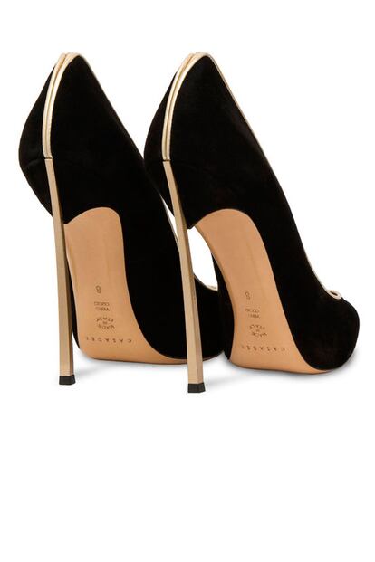Zapatos de Casadei con detalle de línea dorada en la parte trasera (560 euros). Perfectos para looks de fiesta.