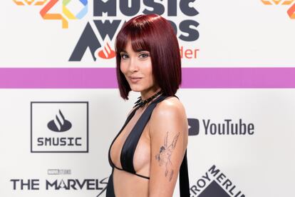 La cantante Aitana Ocaña a su llegada a la gala de LOS40 Music Awards Santander 2023 en la noche del viernes.