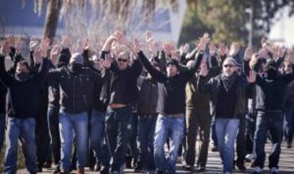 Un grupo de extrabajadores de Delphi han realizado una protesta en la carretera de acceso al puente Carranza en Cádiz, como nueva medida en sus movilizaciones para reclamar que se cumpla los compromisos que la administración adquirió cuando la factoría cerró sus puertas.