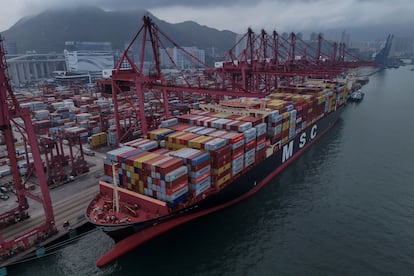 Un carguero en el puerto de Hong Kong (China), este miércoles.