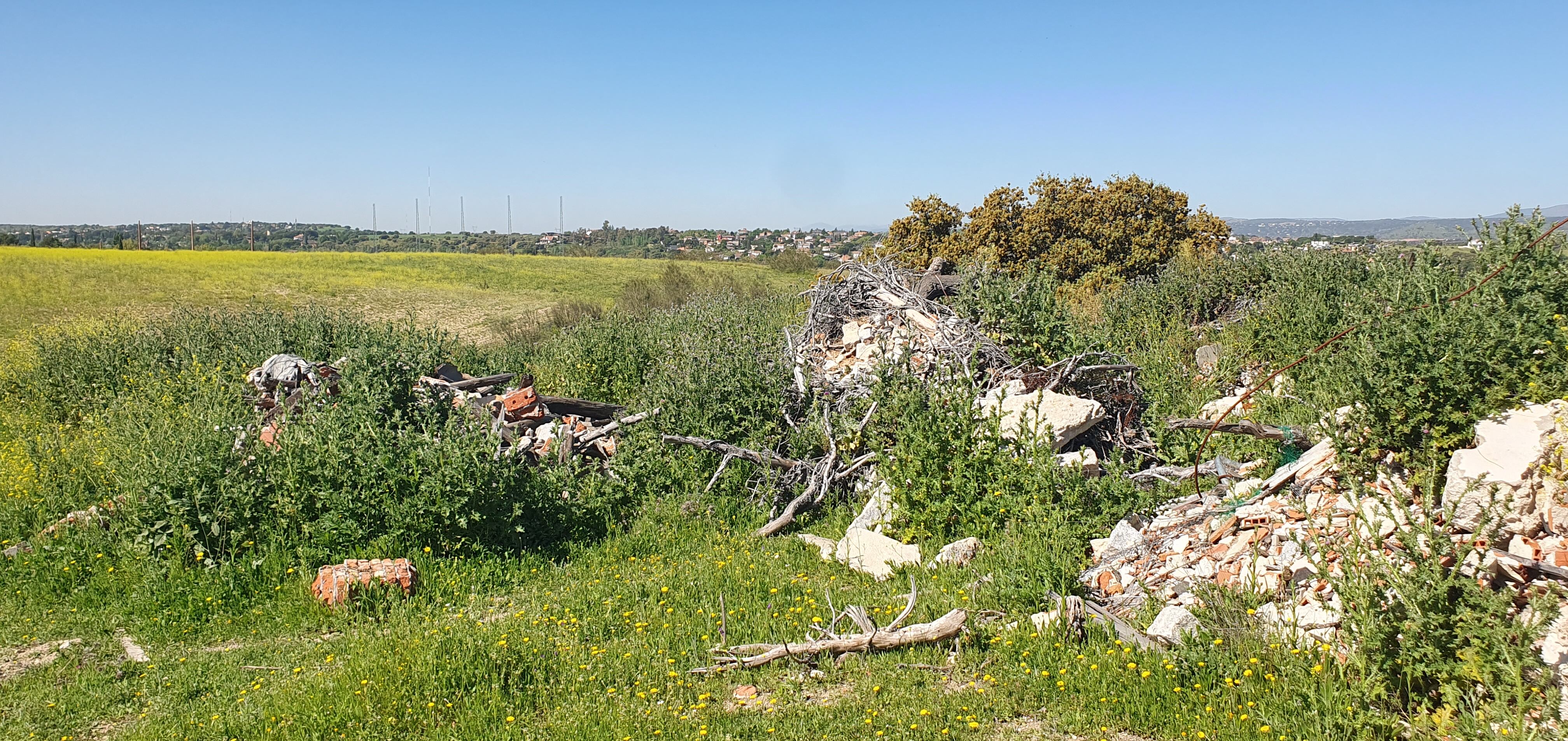 Escombros de obra en otro de los vertederos ilegales de Majadahonda.