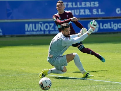 Iago Aspas supera a Pacheco en el segundo gol del Celta este domingo en Mendizarroza.