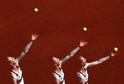 Fotografía de exposición múltiple que muestra a la tenista belga Alison van Uytvanck mientras sirve la bola contra la polaca Agnieszka Radwanska durante su partido de segunda ronda de Roland Garros, celebrado en París.