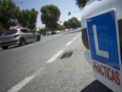 Un coche de autoescuela. 