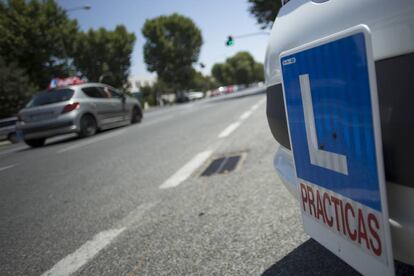 Un coche de autoescuela. 