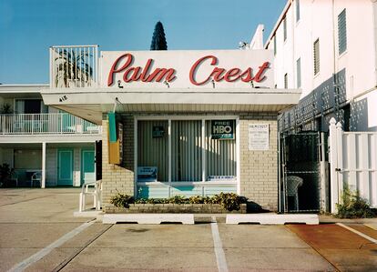 El letrero en rojo del Palm Crest, un complejo clásico del género con dos alturas. 