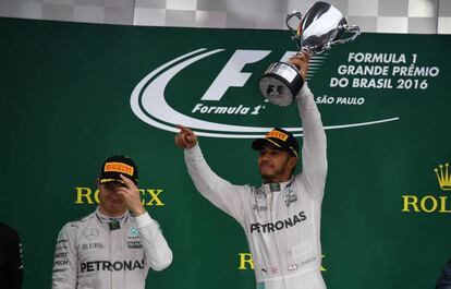 Hamilton celebra la victoria ante Rosberg.