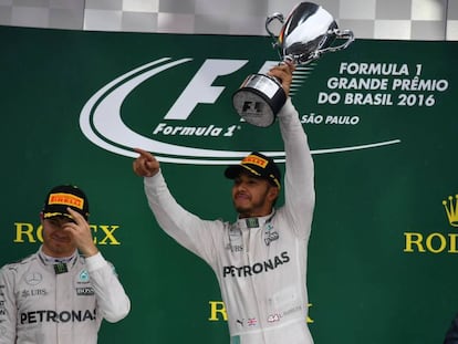 Hamilton celebra la victoria ante Rosberg.