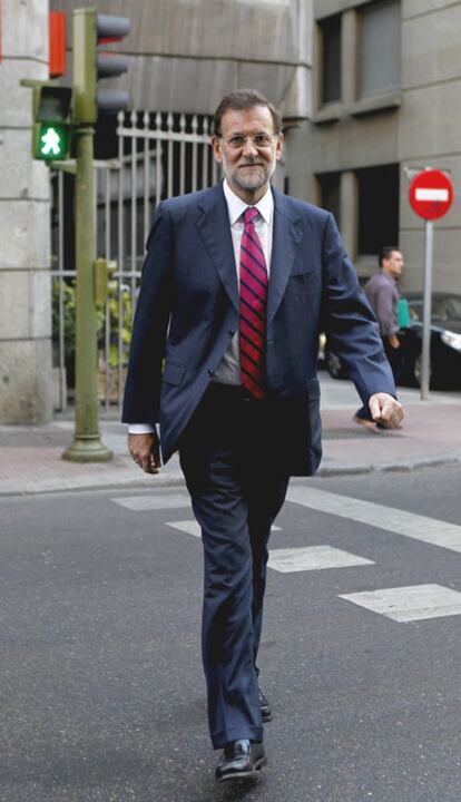 El líder del PP cruza la calle, a la salida del Congreso de los Diputados.