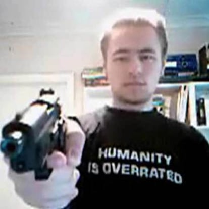 Imagen difundida en Internet en la que el homicida, Pekka Eric Auvinenha, posa con una pistola.