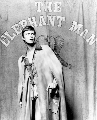 El cantante posaba así junto al cartel de la obra de teatro The Elephant Man estrenada en Broadway en 1980. Bowie tenía 33 años.