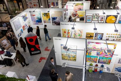 Artistas exponen sus obras en la anterior edición de la Feria de Arte Contemporáneo ARTIST 360 en Madrid.