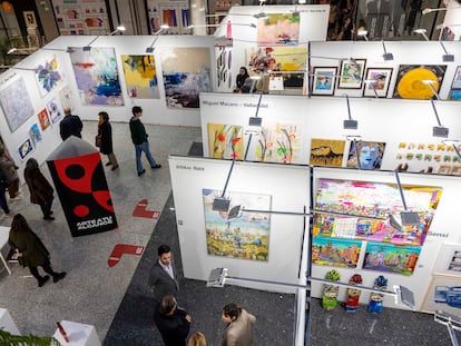 Artistas exponen sus obras en la anterior edición de la Feria de Arte Contemporáneo ARTIST 360 en Madrid.