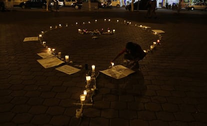 Una chica enciende unas velas en recuerdo de los estudiantes de Ayotzinapa. El gobernador de Guerrero ha dimitido y ha sido nombrado un nuevo alcalda de Iguala, pero de los normalistas siguen desaparecidos. Las autoridades mexicanas dicen haber arrestado a cuatro narcotraficantes involucrados en el secuestro de los jóvenes.