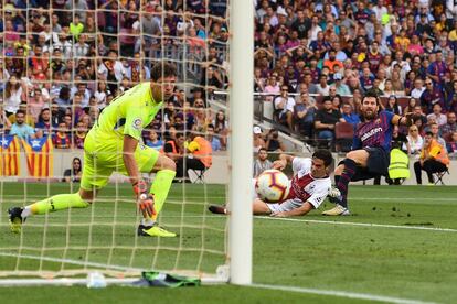 Lionel Messi, marca el primer gol del partido.