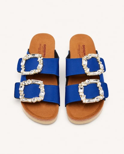 La comodidad no está reñida con zapatos de impactos. Gioseppo lo demuestra con estas sandalias de tiras con hebillas-joya. Además de en este azul intenso, están disponibles en otros vibrantes colores como el rosa fucsia o el verde neón. Su plantilla anatómica de microfibra suave y lo ligeras que son convierten a estas sandalias en un básico del verano.
