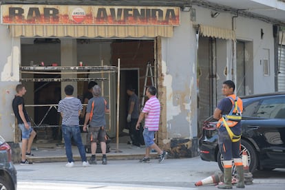Operarios trabajan en una calle de Catarroja, el viernes.