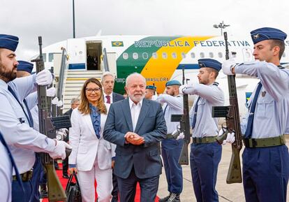 Imagen del presidente brasileño Lula da Silva y su esposa Rosangela, a su llegada al aeropuerto de Lisboa este viernes, publicada en la cuenta de Twitter del mandatario.