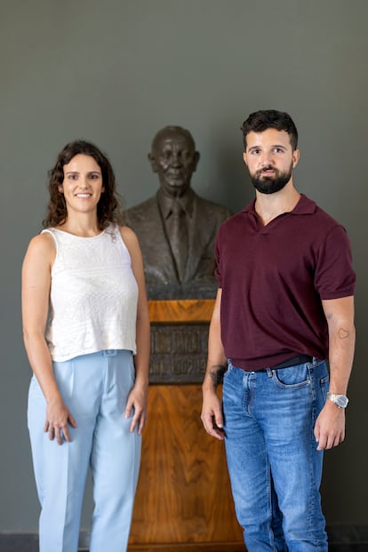 Beatriz y Juan Antonio Sirvent son, junto con su prima Isabel Sirvent, la undécima generación de la familia que dirige el negocio. Posan delante de un busto de Bautista Sirvent, creador de la primera fórmula de sus turrones.