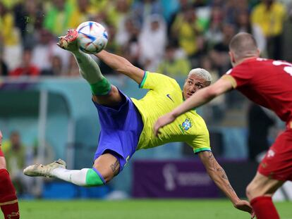 Richarlison remata en su segundo gol este jueves ante Serbia en el estadio Lusail, en Qatar.