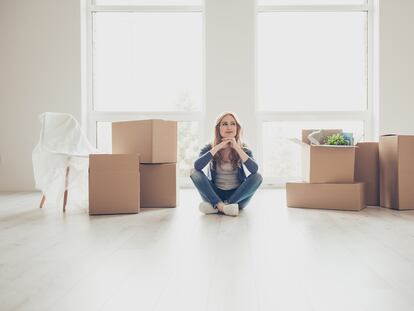 Dream come true! Portrait of young woman sitting on the floor and thinking how to unpack all the stuff - Estar donde estés - De alquiler a compra - Banco Sabadell