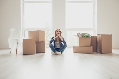 Dream come true! Portrait of young woman sitting on the floor and thinking how to unpack all the stuff - Estar donde estés - De alquiler a compra - Banco Sabadell