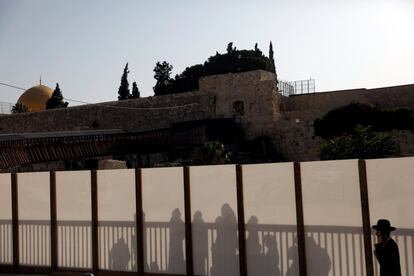 Visitantes no musulmanes esperan para entrar al recinto de la Explanada de las Mezquitas, conocido por los musulmanes como El Noble Santuario y por los judíos como el Monte del Templo, en la ciudad vieja de Jerusalén.