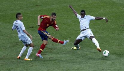 Jesé dispara entre Zouma y Ngando.