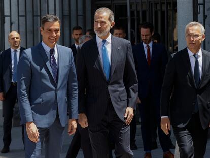 El secretario general de la OTAN, Jens Stoltenberg, el rey Felipe VI y el presidente del Gobierno, Pedro Sánchez, este lunes en Madrid.