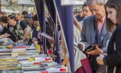 Lectores en busca de su libro durante la festividad de Sant Jordi de 2014.