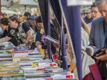 Lectores en busca de su libro durante la festividad de Sant Jordi de 2014.