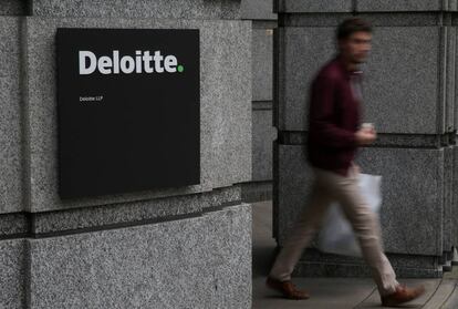 Logo de Deloitte sobre la fachada de su sede en Londres