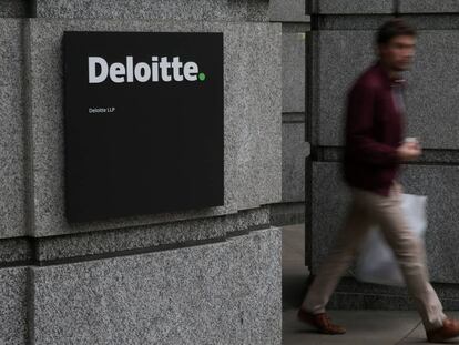 Logo de Deloitte sobre la fachada de su sede en Londres