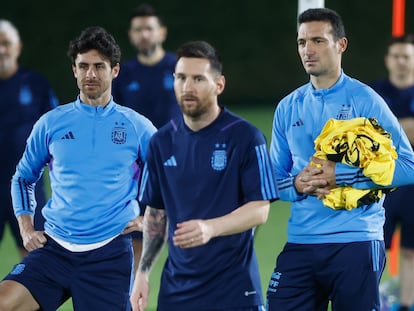 Aimar, Messi y Scaloni, durante un entrenamiento de la selección argentina.