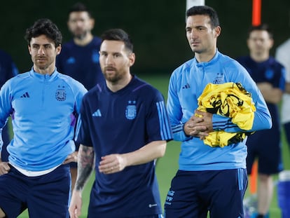 Pablo Aimar, Messi y Scaloni, en el entrenamiento de este viernes.