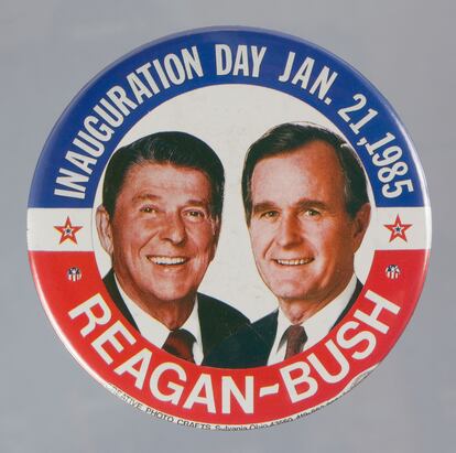 Pin de la campaña presidencial estadounidense de 1984 que muestra a Ronald Reagan y George H. W. Bush.