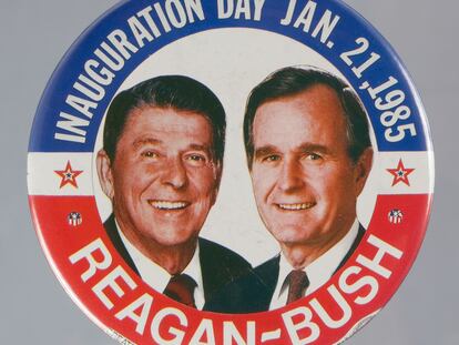 Pin de la campaña presidencial estadounidense de 1984 que muestra a Ronald Reagan y George H. W. Bush.