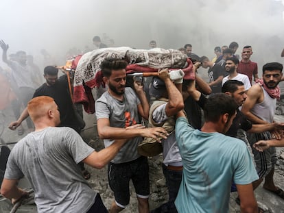 Palestinos trasladan un cadáver tras un bombardeo israelí en el campo de refugiados de Jabalia, en el norte de Gaza, este lunes.
