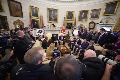 El presidente estadounidense, Donald Trump, habla con el presidente ucraniano Volodymyr Zelensky, durante la reunin del pasado viernes, en la Casa Blanca. 