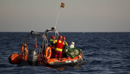 Cooperantes de Proactiva Open Arms recuperan este miércoles un cadáver en aguas del Mediterráneo.