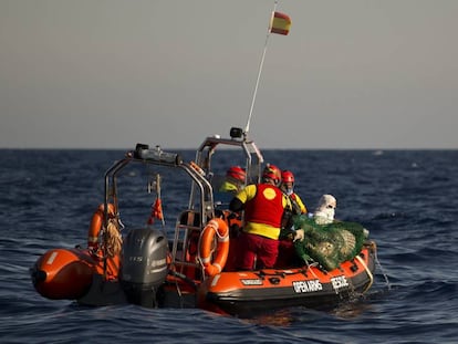 Cooperantes de Proactiva Open Arms recuperan este mi&eacute;rcoles un cad&aacute;ver en aguas del Mediterr&aacute;neo. 