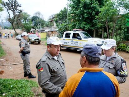 Equipe da patrulha no Rio Grande do Sul conversa com morador.