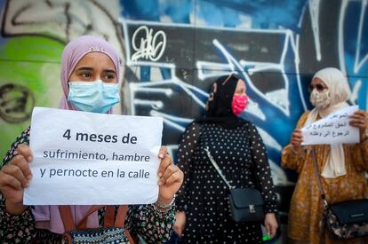 Grupo de marroquies que se han quedado colgados en Barcelona y sin posibilidad de volver a Marruecos protestan en frente al consulado de su pais. (Foto: JUAN BARBOSA)