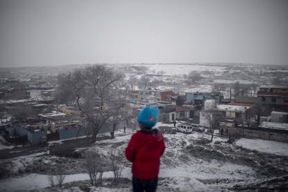 Un niño observa desde lo alto de una ladera el Sector 6 de la Cañada Real completamente cubierto de nieve durante la borrasca Filomena. 